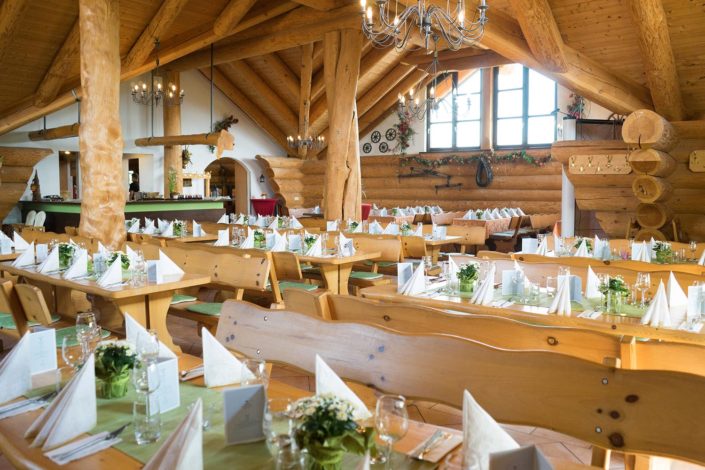 Festlich gedeckte Tafeln im Obergeschoss