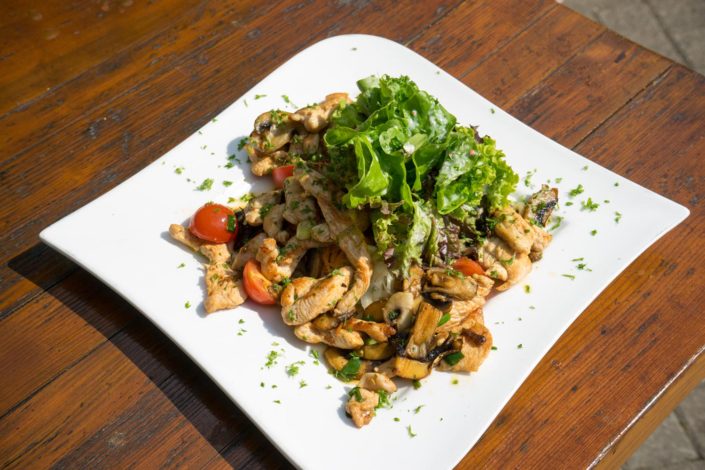 Salatteller mit Putenbrust und Champignons